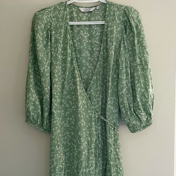 & Other Stories Dresses & Skirts - & Other Stories Printed Puff Sleeve Midi Wrap Dress in Sage Green
